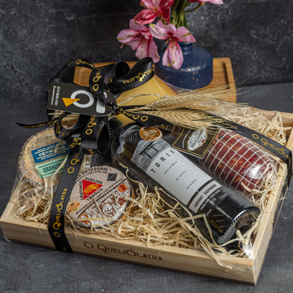 CESTA DE PRESENTE – 3 QUEIJOS ARTESANAIS+ CHARCUTARIA + VINHO CABERNET SAUVIGNON